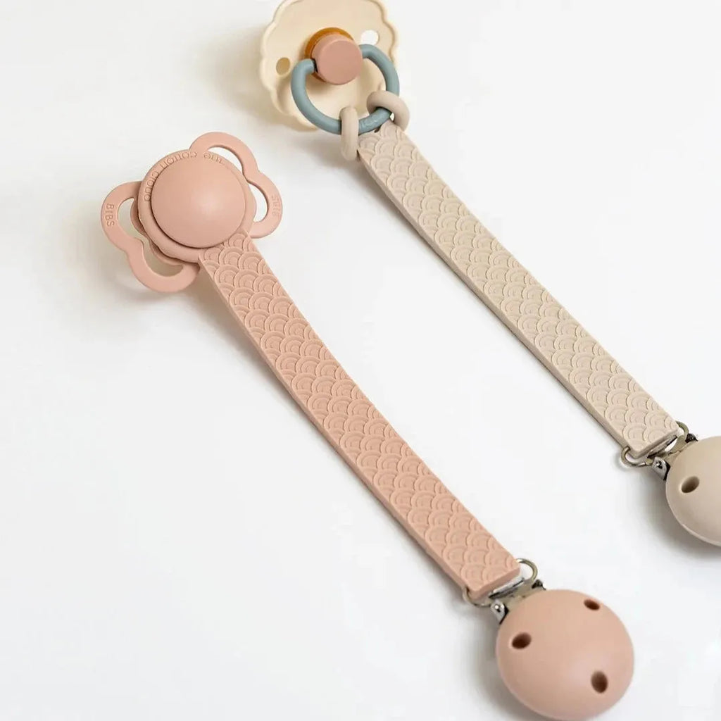 Chupetero Escamas Gris | The Cotton Cloud